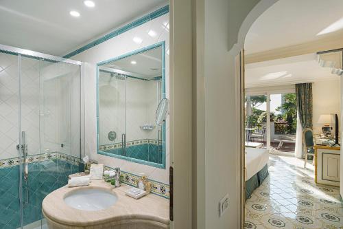 um banheiro com pia e chuveiro em Grand Hotel Il Moresco em Ischia