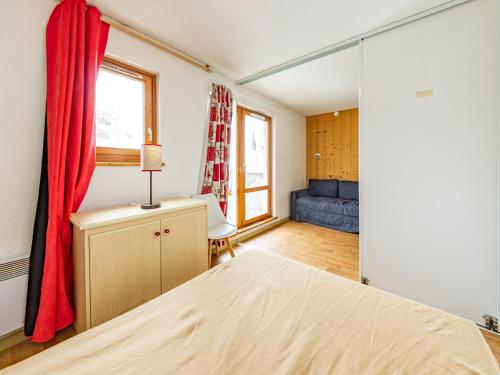 a bedroom with a bed and a window at Appartement lumineux 36m² aux pieds des pistes, 6 pers, Saint-François-Longchamp - FR-1-807-19 in Saint-François-Longchamp