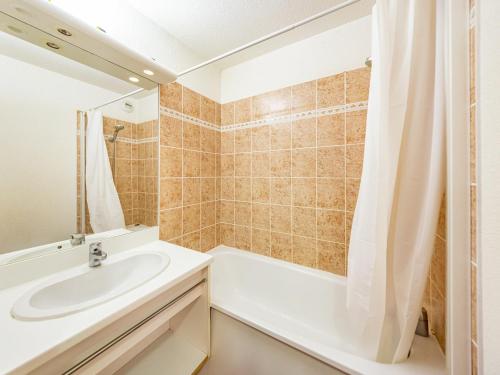 a bathroom with a sink and a shower at Appartement lumineux 36m² aux pieds des pistes, 6 pers, Saint-François-Longchamp - FR-1-807-19 in Saint-François-Longchamp