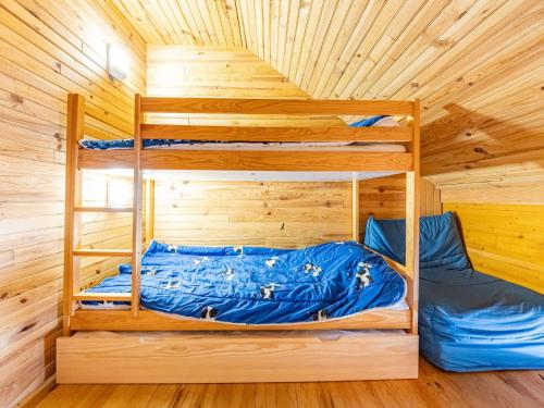 圣费朗索瓦-隆尚Duplex 6 pers charme alpin, pied pistes - FR-1-807-79的小木屋内设有一间带两张双层床的卧室