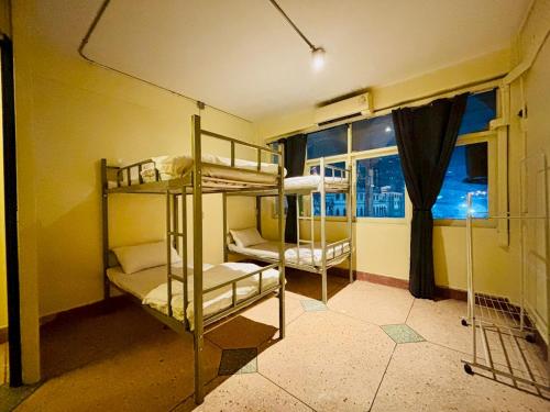 Postel nebo postele na pokoji v ubytování Sukhum Charoen Krung Tak-Sin bridge guest house