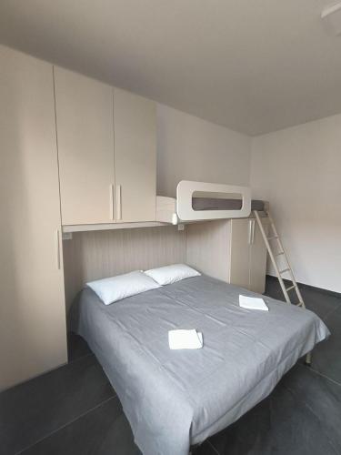 ein Schlafzimmer mit großem Bett und Fernseher in der Unterkunft Siderno Beach Stay - Guest House in Siderno Marina