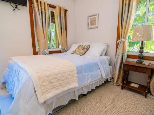 Postel nebo postele na pokoji v ubytování Bonsai Rentals - West Bay Private Rooms