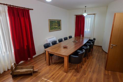 Οι επιχειρηματικές εγκαταστάσεις ή/και οι αίθουσες συνεδριάσεων στο Bujtina Tushaj