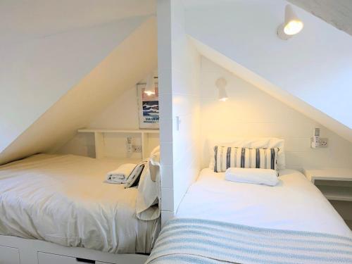 ein Schlafzimmer mit 2 Betten im Dachgeschoss in der Unterkunft Normanby Cottage Runswick Bay in Runswick