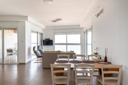 Μια τηλεόραση ή/και κέντρο ψυχαγωγίας στο O&O Group - Iconic Tower 3BR Frontline Sea View