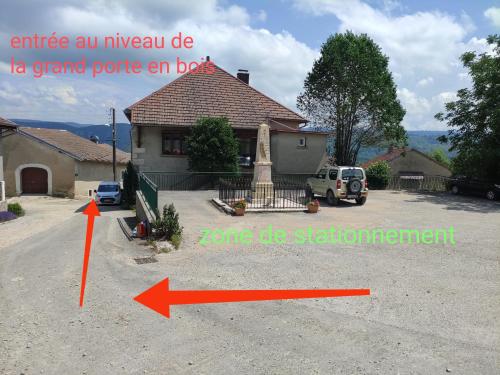 an image of a house with an arrow pointing to a building at Logis vouté les hirondelles 