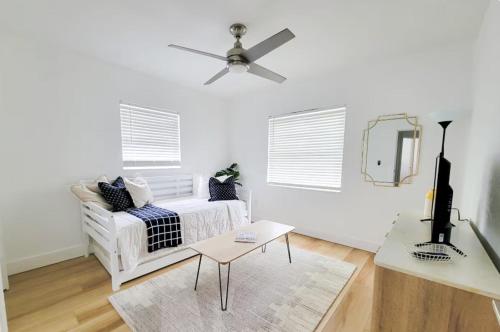 圣彼得堡Private, Family Friendly Home, 10 min to Beach的白色的客厅配有沙发和吊扇