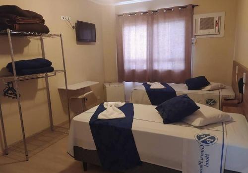 a room with two beds in a room at Exito in Guarulhos