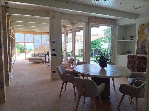 马德里Villa D'or的餐厅里有一张桌子和几把椅子