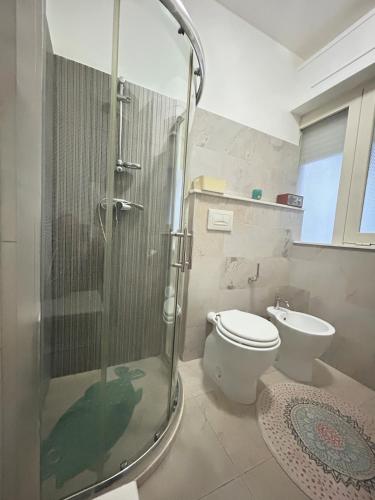 un bagno con wc e doccia in vetro di Villa Miglietta a Torre Lapillo