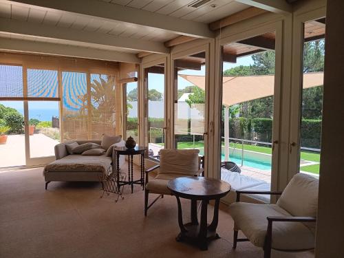 马德里Villa D'or的客厅里有一张沙发和一张桌子。