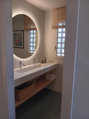 a bathroom with a large sink and a mirror at Villa D'or in Madrid