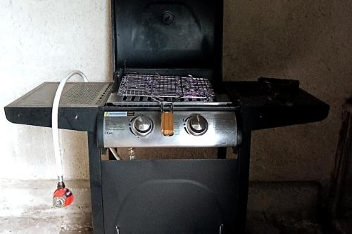 ImphyLe Havre de Sauge的一台黑色炉灶，配黑色台面