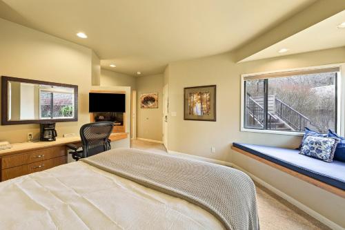 Postel nebo postele na pokoji v ubytování River Ridge 323B home