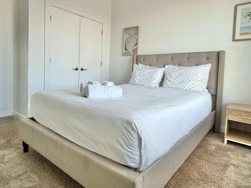 ein Schlafzimmer mit einem großen Bett mit weißen Laken und Kissen in der Unterkunft Luxury New 2B2B Private Balcony 542Blvd in Atlanta