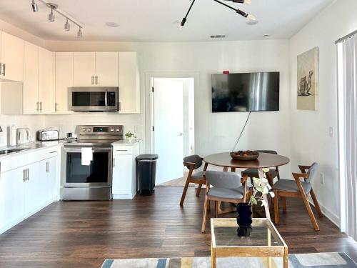 eine Küche und ein Esszimmer mit Tisch und Stühlen in der Unterkunft Luxury New 2B2B Private Balcony 542Blvd in Atlanta