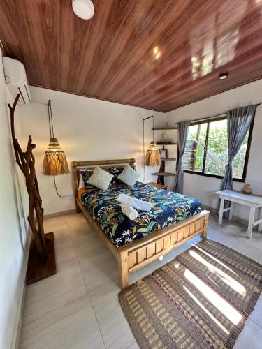 um quarto com uma cama em um quarto em Kite Eco House Salinas del rey em Salina de Rey