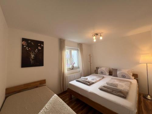 une chambre avec deux lits et une fenêtre dans l'établissement Stellina Apartment beim Europa Park Rust, à Rust