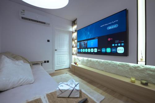 Μια τηλεόραση ή/και κέντρο ψυχαγωγίας στο Luxury apartment Self Check-in 85 Screen Cardgames