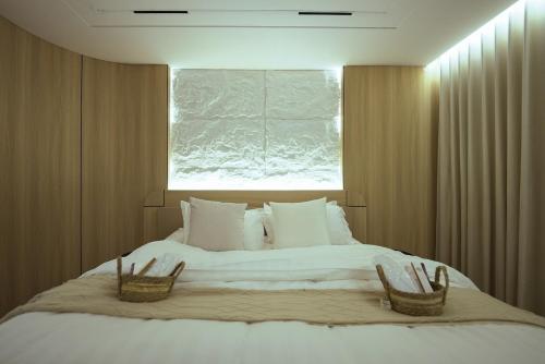 Ένα ή περισσότερα κρεβάτια σε δωμάτιο στο Luxury apartment Self Check-in 85 Screen Cardgames