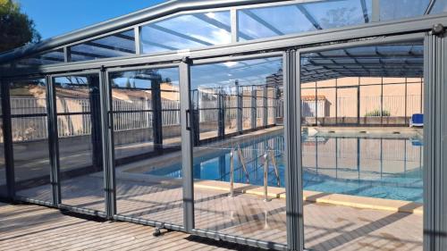 Bazén v ubytování Magnifique Maison familiale au Mas des Vignes F4 8pers terrasse piscine parking gratuit nebo v jeho okolí