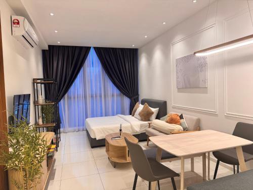 吉隆坡Majestic Residence KLCC By AFA的一间有床、沙发和桌子的房间