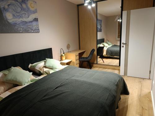 Ένα ή περισσότερα κρεβάτια σε δωμάτιο στο MODERN APARTAMENT Walendów Park