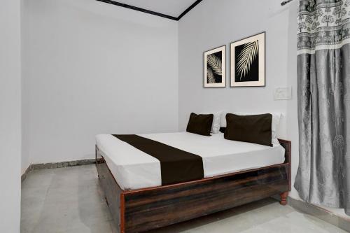 Postel nebo postele na pokoji v ubytování Hotel O Shubh Residency