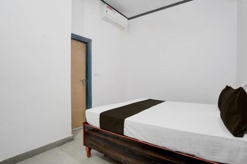 Postel nebo postele na pokoji v ubytování Hotel O Shubh Residency