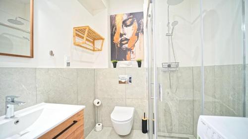 Ένα μπάνιο στο Apartamenty EverySky Kowary, 1-go Maja 62