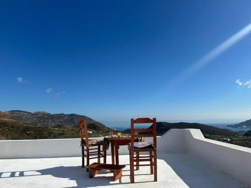 two chairs and a table on top of a roof at Kouri Traditional House in Óthos