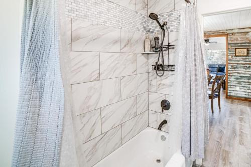 ein Badezimmer mit einer Dusche und einer weißen Badewanne in der Unterkunft 2 Mi to Clear Lake Pet-Friendly Lakeport Retreat! in Lakeport