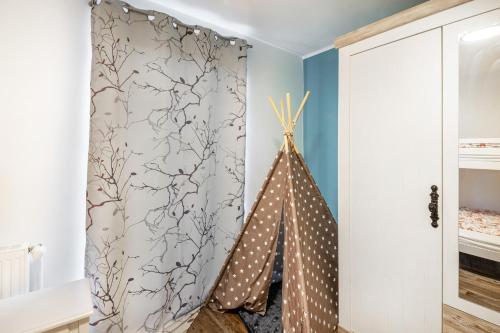 una stanza per bambini con una porta scorrevole con una tenda di Ferienhaus im Harz a Harzgerode