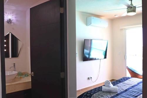 Phòng tắm tại Luxury 3 bedroom 2 bath Lagoon view condo