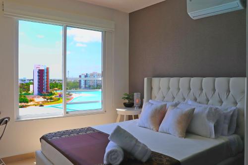 Giường trong phòng chung tại Luxury 3 bedroom 2 bath Lagoon view condo