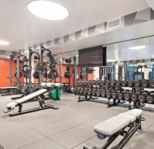 - une salle de sport avec de nombreux équipements dans l'établissement Hollywood Luxury Pent house, à Los Angeles