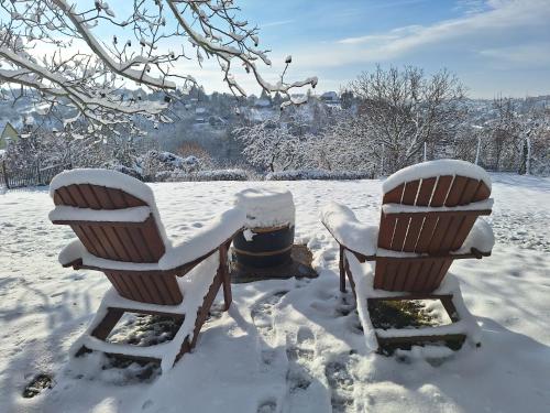 Hillside Cottage في بيتْش: كرسيين مغطيين بالثلج بجوار صنبور إطفاء الحريق