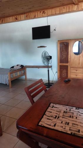 Camera con tavolo, letto e ventilatore. di Fede lll a Eldorado