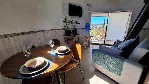 Posezení v ubytování Domo en la Reserva El Yali, con jacuzzi privado