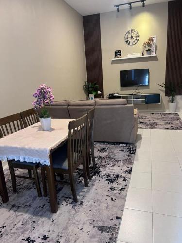 Posezení v ubytování POOL CaSSa Ardina homestay