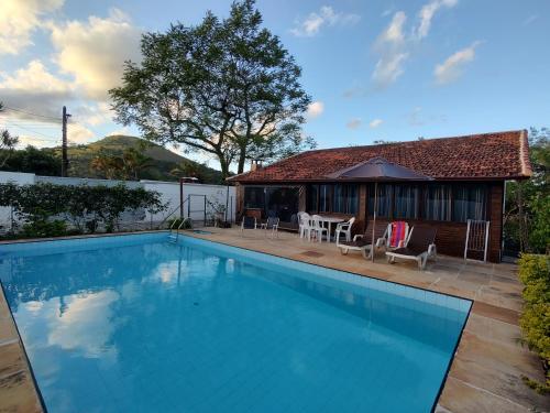 La alberca dentro o cerca de Chalé da Serra Miguel Pereira