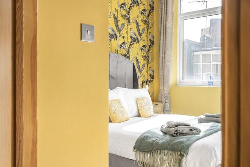 a bedroom with a bed and a window at Elegant 2 Bed and 3 Bath Apt in the Heart of Covent Garden ZONE 1 in London