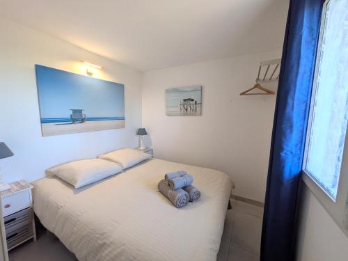 Postel nebo postele na pokoji v ubytování L'Oasis - T2 avec jardin - Piscine - Clim - Parking & Plage à 200m