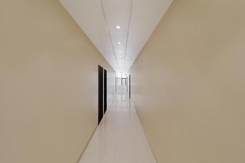 AurangabadにあるHotel O Shiv Shahi The Leaf Lodgingの白壁と黒い扉の廊下