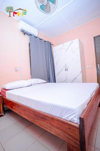 Säng eller sängar i ett rum på Amour