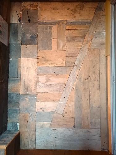 a wall made out of reclaimed wood at Poëziehotel Surplace in Bever