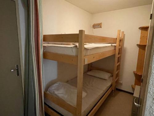 Ένα ή περισσότερα κρεβάτια σε δωμάτιο στο Studio porte du sud