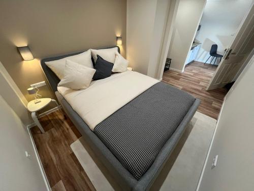 سرير أو أسرّة في غرفة في Lumio Apartment 1