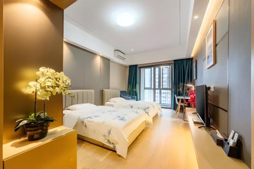 Postel nebo postele na pokoji v ubytování Guangzhou Efit International Apartment